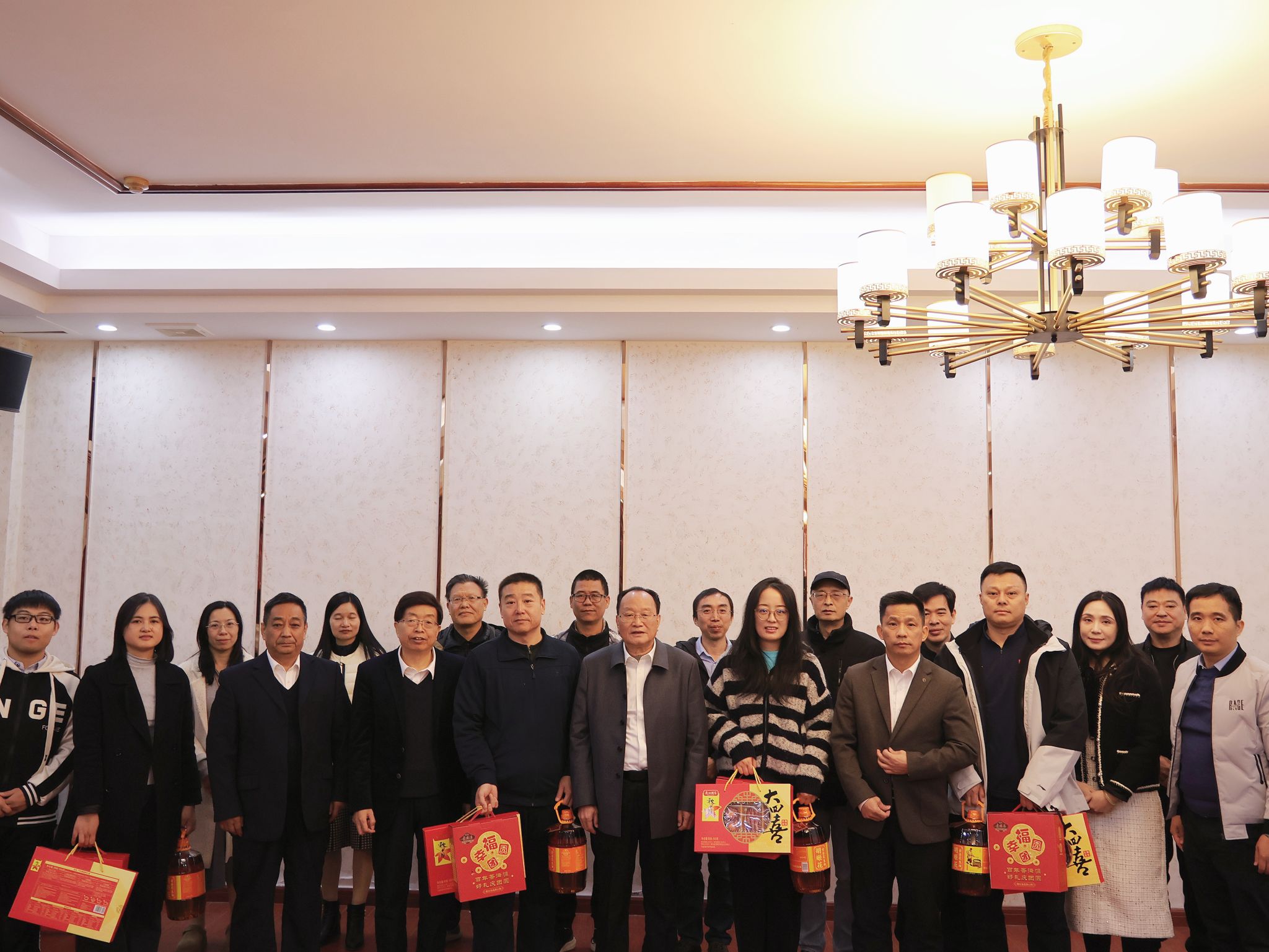 beat365官网党委统战部开展民主党派教师新春慰问活动